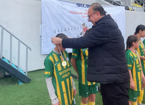 Şanlıurfa'nın Gururu: Şehit Mustafa Direkli Ortaokulu Kız Futbol Takımı Türkiye Finallerinde!